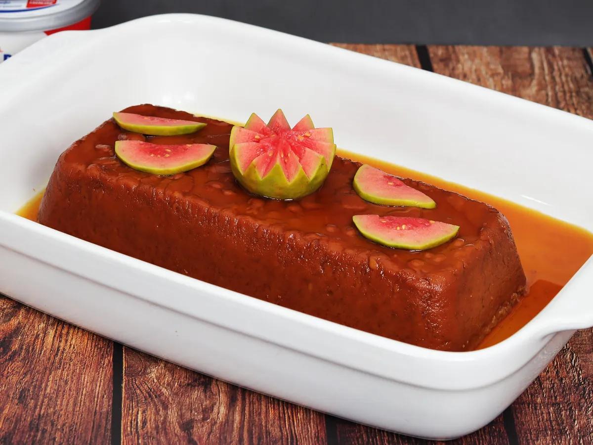 Flan cremoso con guayaba y queso