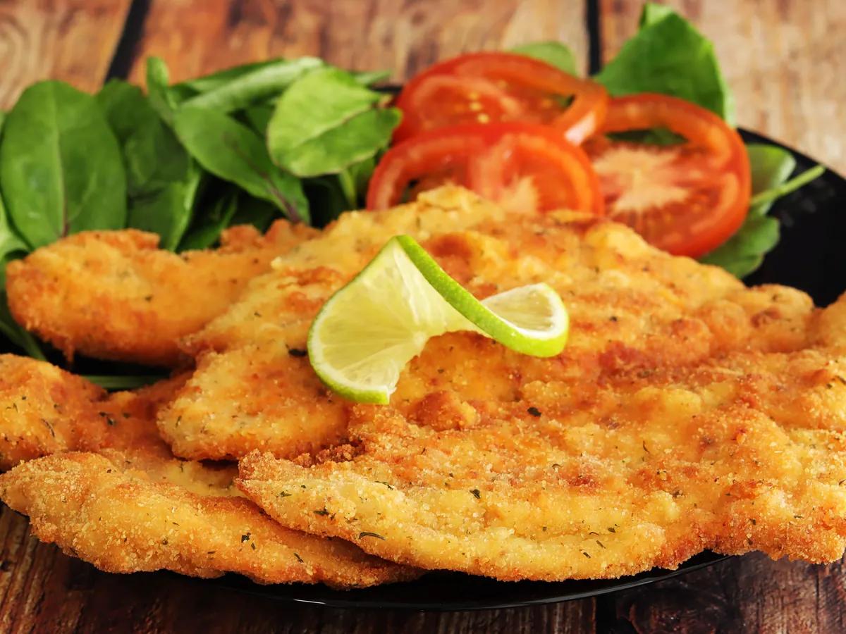 Crujiente y sabrosa milanesa de pollo empanizada