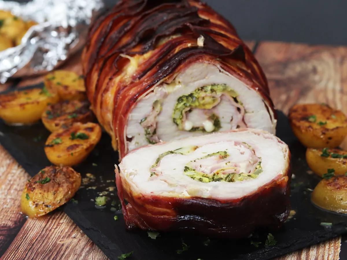 Lomo de cerdo relleno con jamón, queso y bacon