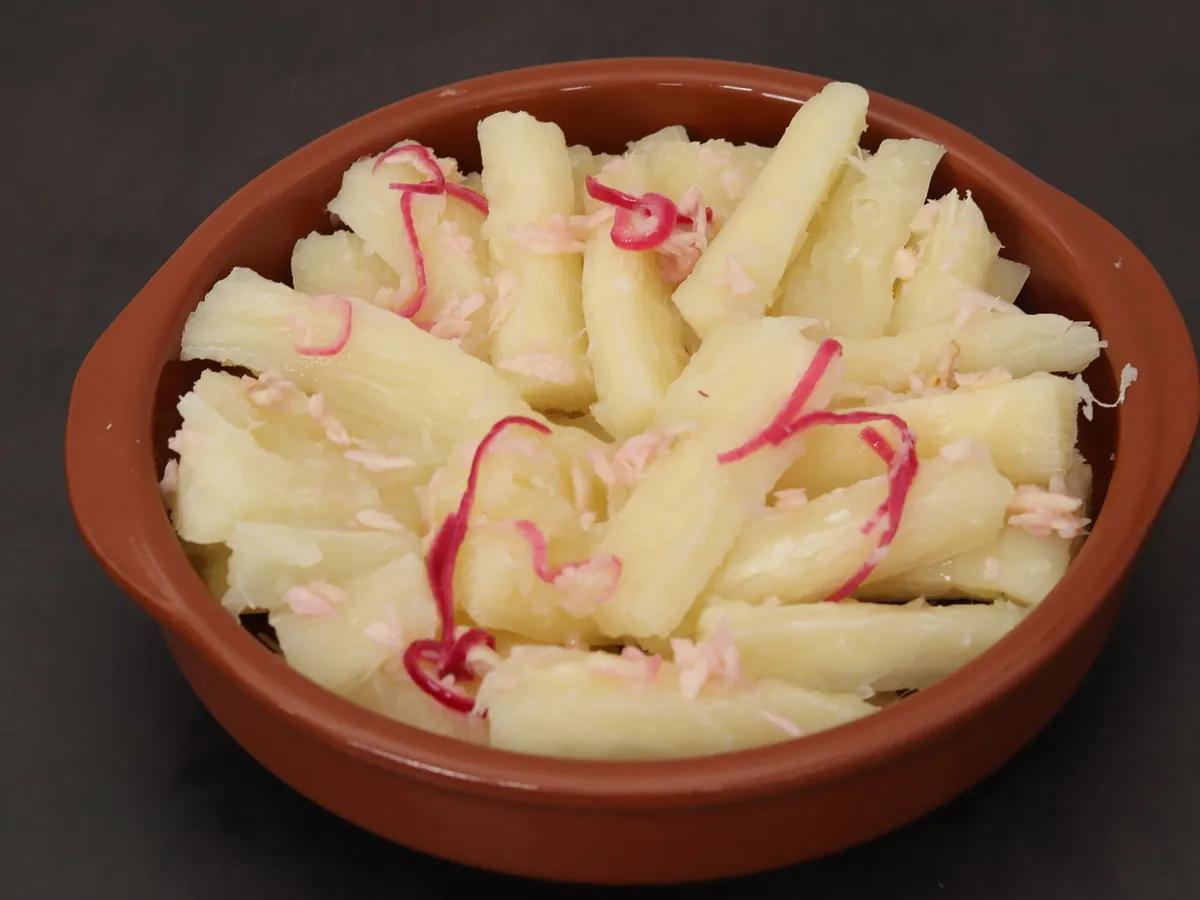 Sabrosa yuca con mojo de ajo